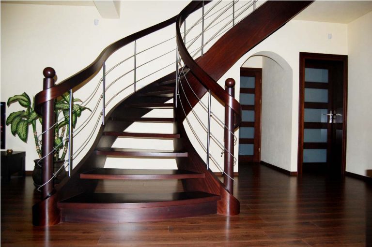 Świetnie wykonane schody dywanowe