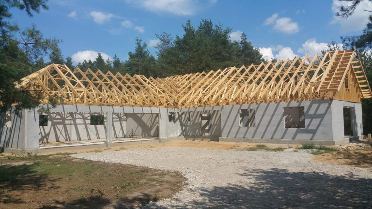 Budowa domów z gotowych prefabrykatów drewnianych