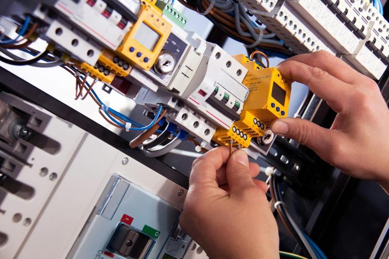 Wymiana instalacji elektrycznej w starym bloku – poradnik dla mieszkańców poznańskich winograd